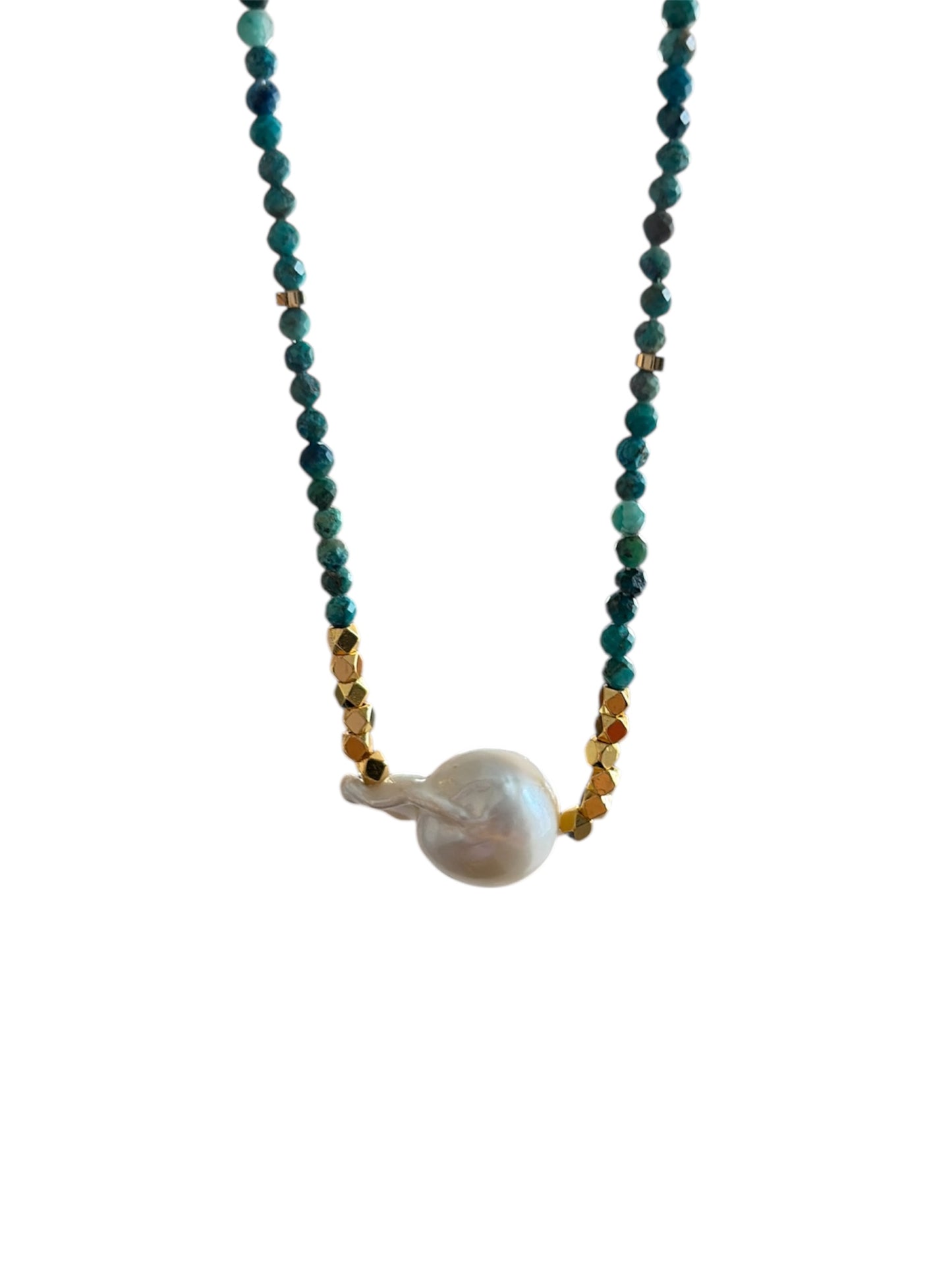 Collar perla con piedras verdes
