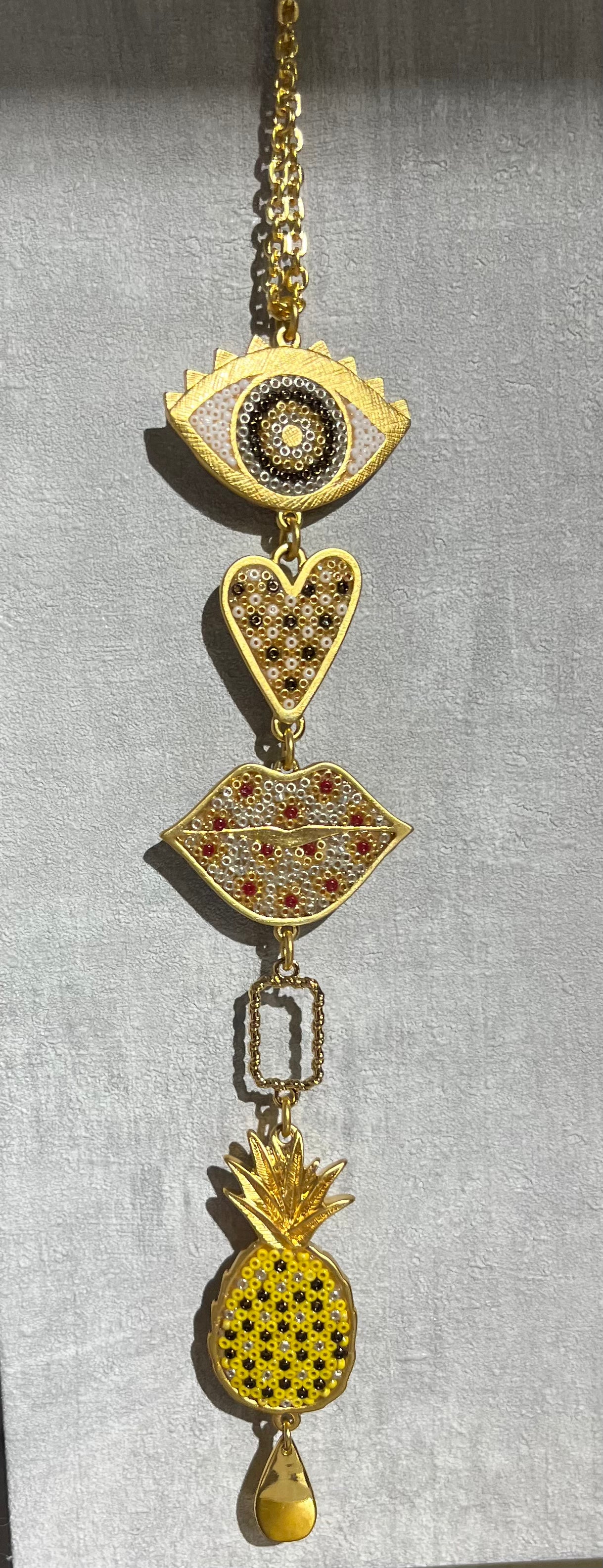 Collar ojo corazón boca piña