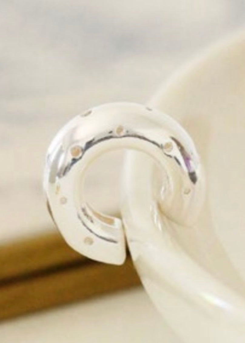 Earcuff mini plateado hoyitos