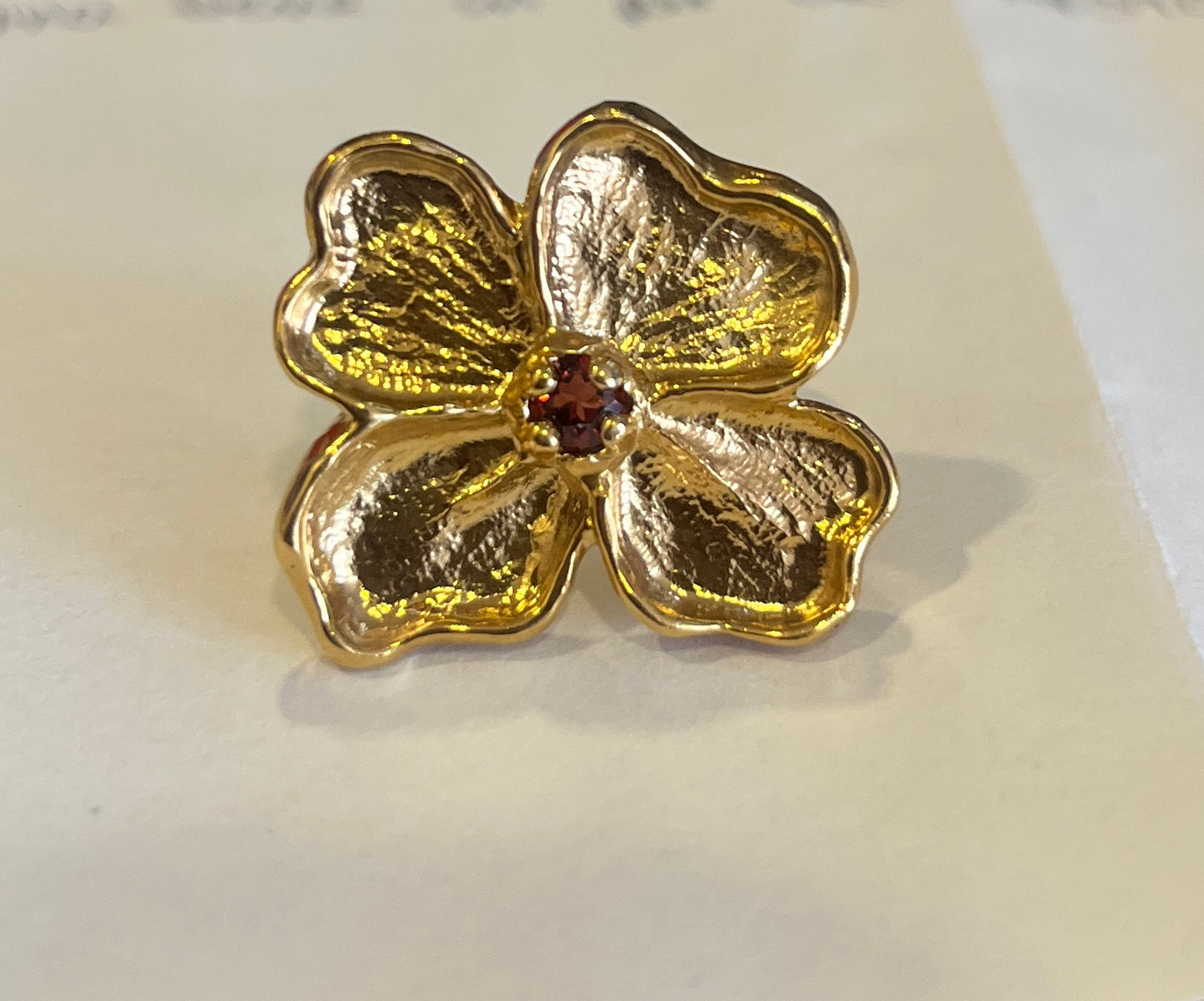 Anillo flor con piedra granate