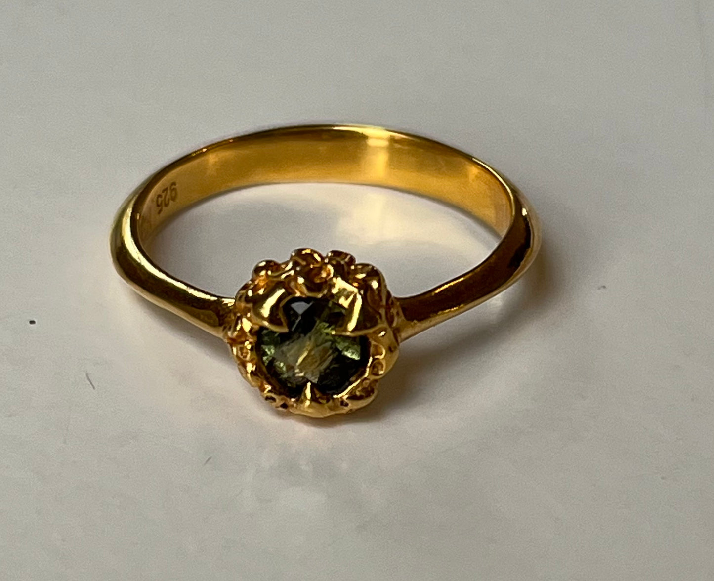 Anillo jardín moldavita (piedra que cayó en un volcán en Moldavia, pz única )