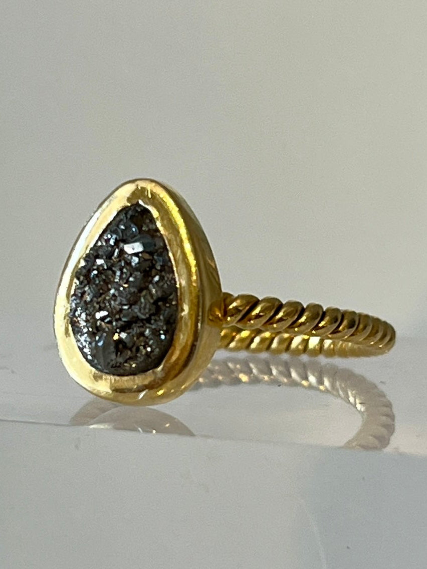 Anillo bisel grueso gota pirita