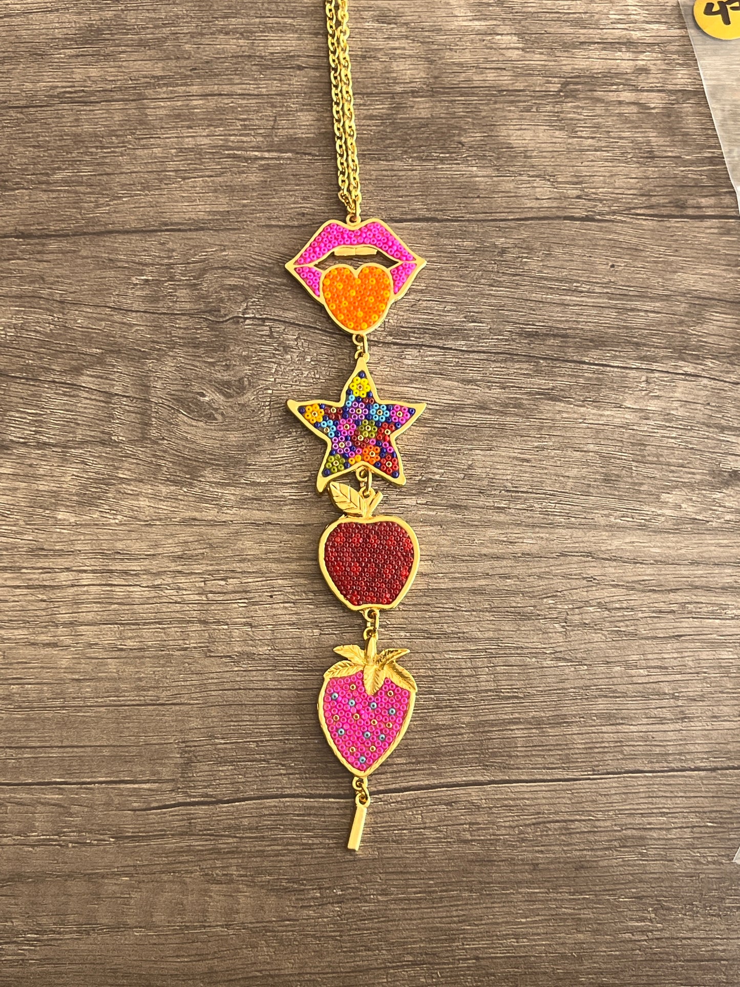 Collar 4 dijes boca con corazón, estrella, manzana y fresa