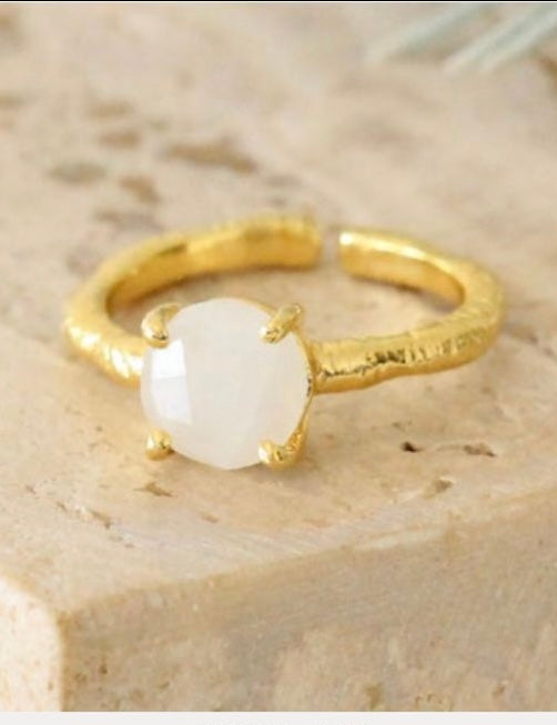 Anillo piedra lunar