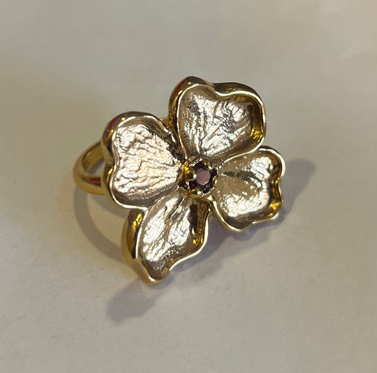 Anillo flor con piedra granate